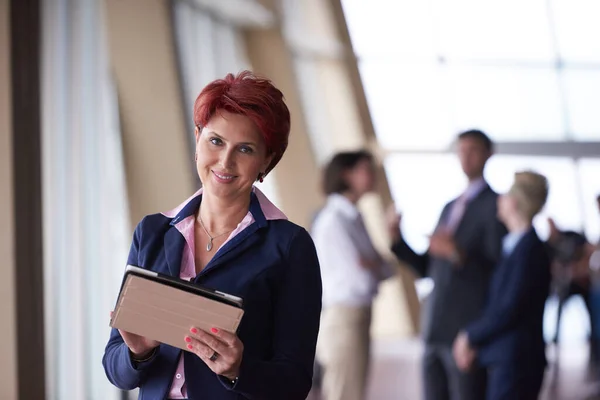 Geschäftsfrau Büro Mit Tablet Vorn Als Teamleiterin — Stockfoto