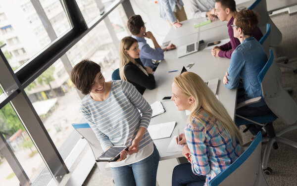 Прекрасные деловые женщины в офисном здании во время конференции
