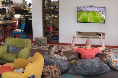 başlangıç Office işçi oynarken bilgisayar oyunları