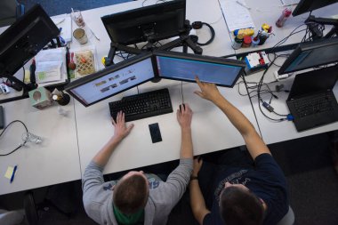 Programlama kodu üst görünümü yazan genç programcılar