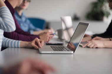 Bir grup genç insan başlangıç ofiste Toplantı