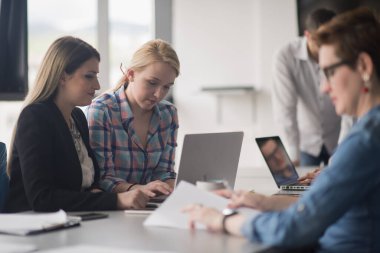 Bir grup genç insan başlangıç ofiste Toplantı