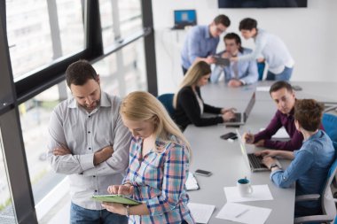 İş insanlar çalışma ile Tablet Office