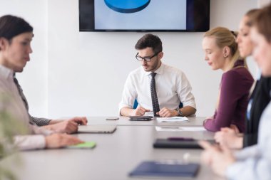 modern ofis takım toplantıda genç iş insanlar grubu