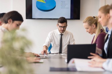 modern ofis takım toplantıda genç iş insanlar grubu