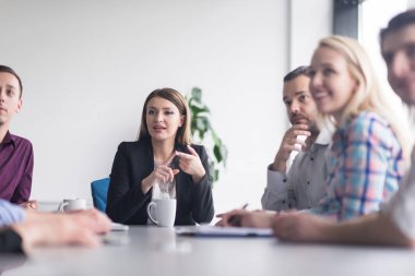 Bir grup genç insan başlangıç ofiste Toplantı