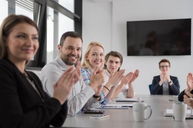 Bir grup genç insan başlangıç ofiste Toplantı