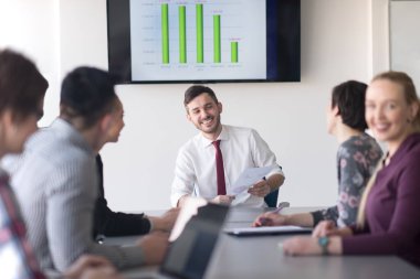 genç iş insanlar grubu office toplantıda üzerinde