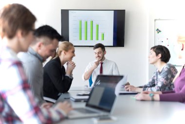 genç iş insanlar grubu office toplantıda üzerinde
