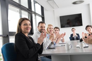 Bir grup genç insan başlangıç ofiste Toplantı