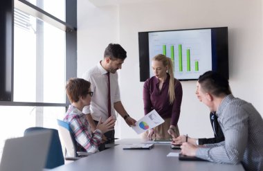 Girişim ekibi modern ofiste toplantı yapıyor.