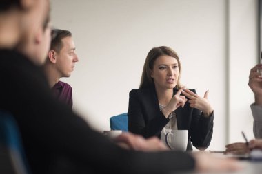 Bir grup genç insan başlangıç ofiste Toplantı