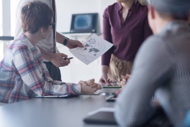 Girişim ekibi modern ofiste toplantı yapıyor.