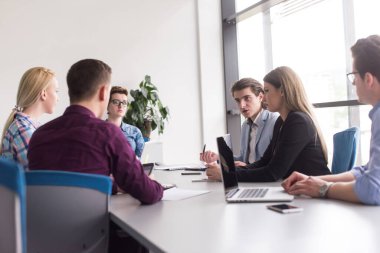 Modern ofis binasındaki bir toplantıda iş ekibi