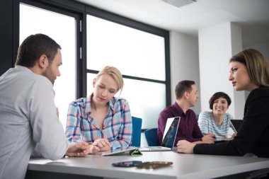 Modern ofis binasındaki bir toplantıda iş ekibi