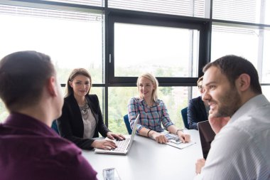 Bir grup genç insan başlangıç ofiste Toplantı