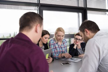 Bir grup genç insan başlangıç ofiste Toplantı