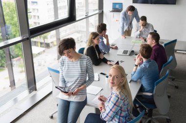 Güzel iş kadınları kullanarak Tablet içinde ofis binası konferans sırasında