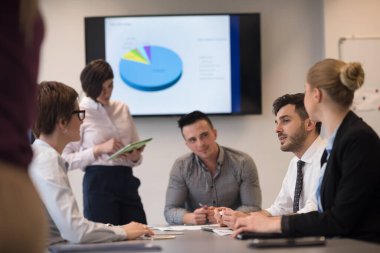 Girişim ekibi modern ofiste toplantı yapıyor.