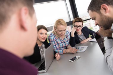 Bir grup genç insan başlangıç ofiste Toplantı