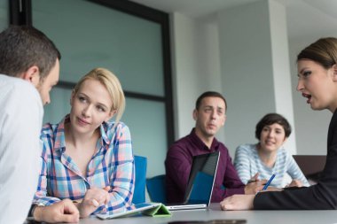 Modern ofis binasındaki bir toplantıda iş ekibi