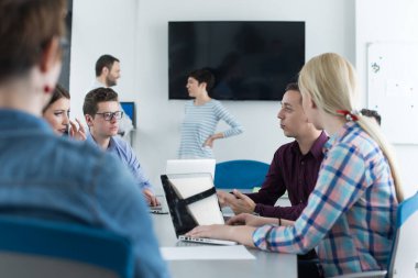 Modern ofis binasındaki bir toplantıda iş ekibi