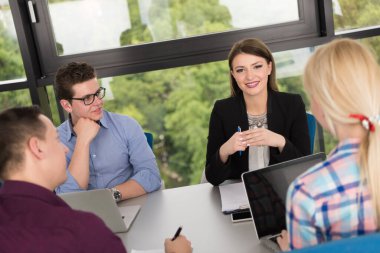 Modern ofis binasındaki bir toplantıda iş ekibi