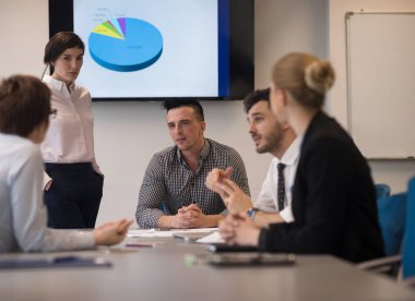 Girişim ekibi modern ofiste toplantı yapıyor.