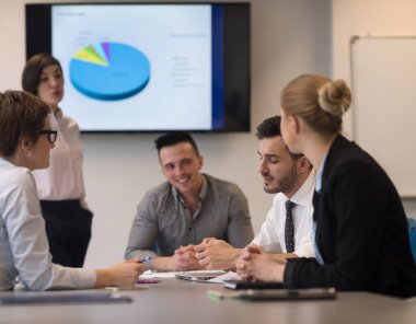 Girişim ekibi modern ofiste toplantı yapıyor.