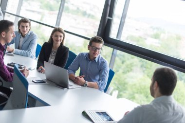 Modern ofis binasındaki bir toplantıda iş ekibi