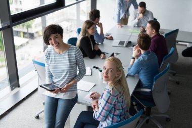 Güzel iş kadınları kullanarak Tablet içinde ofis binası konferans sırasında