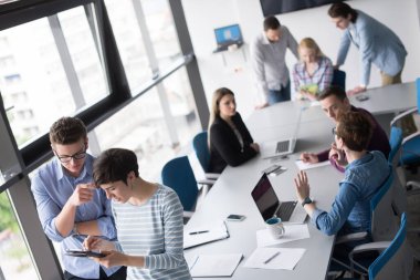 İş insanlar çalışma ile Tablet Office