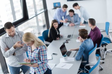 İş insanlar çalışma ile Tablet Office