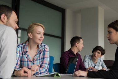 Modern ofis binasındaki bir toplantıda iş ekibi
