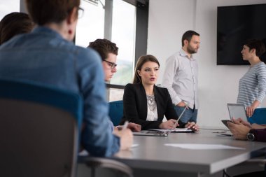 Modern ofis binasındaki bir toplantıda iş ekibi