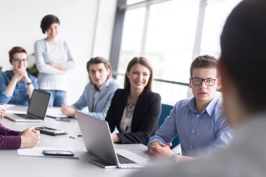 Modern ofis binasındaki bir toplantıda iş ekibi