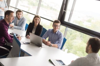 Modern ofis binasındaki bir toplantıda iş ekibi