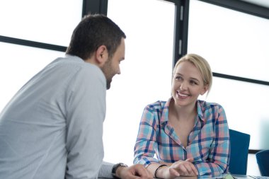 Modern ofis binasındaki bir toplantıda iş ekibi