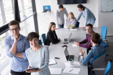 İş insanlar çalışma ile Tablet Office
