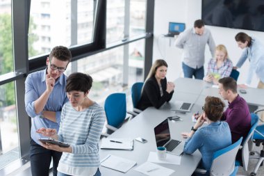 İş insanlar çalışma ile Tablet Office