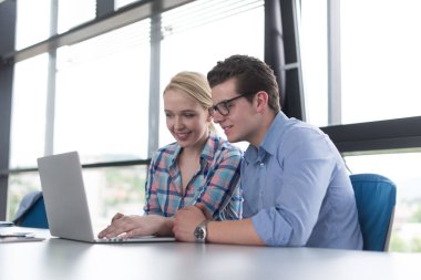 İki laptop ofiste iş insanlar ile çalışma