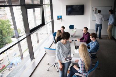 Güzel iş kadınları kullanarak Tablet içinde ofis binası konferans sırasında