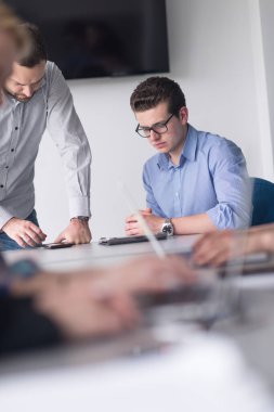 Bir grup genç insan başlangıç ofiste Toplantı