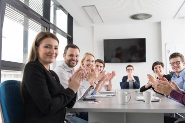 Bir grup genç insan başlangıç ofiste Toplantı