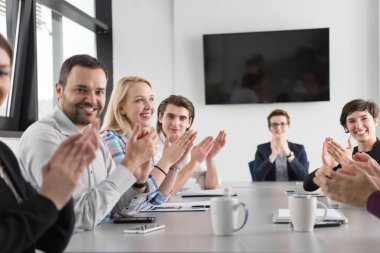 Bir grup genç insan başlangıç ofiste Toplantı