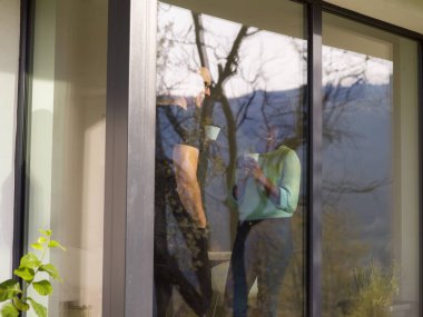 mutlu çok ırklı çifte rahatlatıcı modern ev kapalı