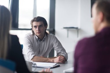 Bir grup genç insan başlangıç ofiste Toplantı