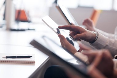 tablet kullanarak toplantı üzerinde iş adamları