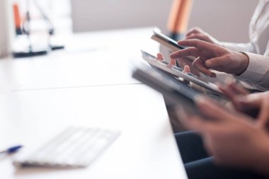 tablet kullanarak toplantı üzerinde iş adamları
