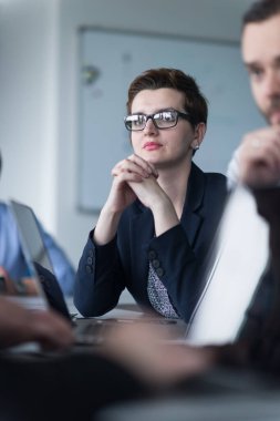 Modern ofis binasındaki bir toplantıda iş ekibi